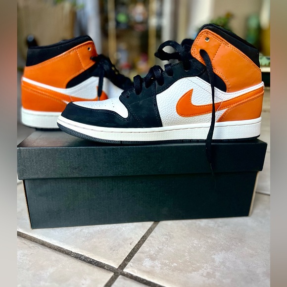 BLK/ORANGE AIR 1 JORDANS MID SZ 10.5 - Picture 2 of 6
